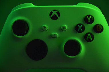 Kharkiv, Ukrayna - 10 Temmuz 2025: Yeşil ışığı olan beyaz Xbox denetleyicisi.