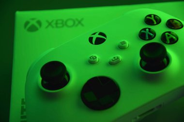 Kharkiv, Ukrayna - 10 Temmuz 2025: Yeşil ışığı olan beyaz Xbox denetleyicisi.