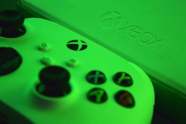 Kharkiv, Ukrayna - 10 Temmuz 2025: Yeşil ışığı olan beyaz Xbox denetleyicisi.