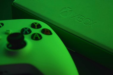 Kharkiv, Ukrayna - 10 Temmuz 2025: Yeşil ışığı olan beyaz Xbox denetleyicisi.