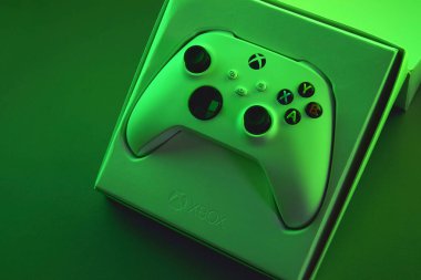 Kharkiv, Ukrayna - 10 Temmuz 2025: Yeşil ışığı olan beyaz Xbox denetleyicisi.