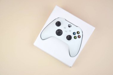 Kharkiv, Ukrayna - 10 Temmuz 2025: Bej arkaplanda beyaz Xbox denetleyici.