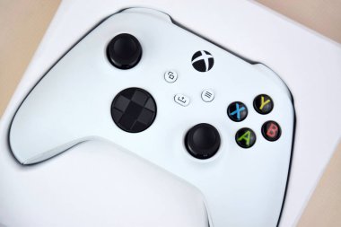 Kharkiv, Ukrayna - 10 Temmuz 2025: Bej arkaplanda beyaz Xbox denetleyici.