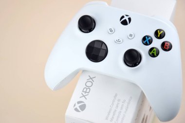 Kharkiv, Ukrayna - 10 Temmuz 2025: Bej arkaplanda beyaz Xbox denetleyici.