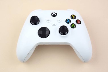 Kharkiv, Ukrayna - 10 Temmuz 2025: Bej arkaplanda beyaz Xbox denetleyici.