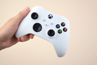 Kharkiv, Ukrayna - 10 Temmuz 2025: Bej arkaplanda beyaz Xbox denetleyici.