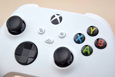 Kharkiv, Ukrayna - 10 Temmuz 2025: Bej arkaplanda beyaz Xbox denetleyici.