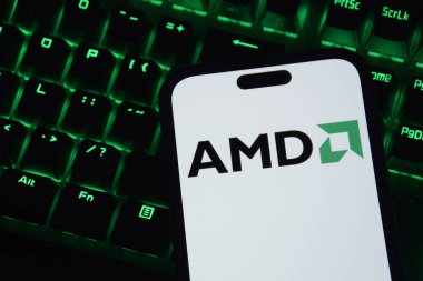 Kharkiv, Ukrayna - 28 Ocak 2025: Klavye arka planında AMD logosu olan telefon
