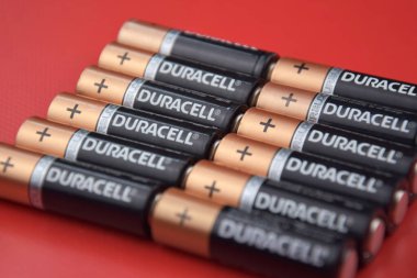 Kharkiv, Ukrayna - 20 Temmuz 2025: Kırmızı zemin üzerinde Duracell pilleri.