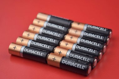 Kharkiv, Ukrayna - 20 Temmuz 2025: Kırmızı zemin üzerinde Duracell pilleri.