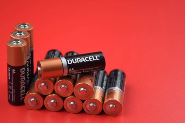 Kharkiv, Ukrayna - 20 Temmuz 2025: Kırmızı zemin üzerinde Duracell pilleri.