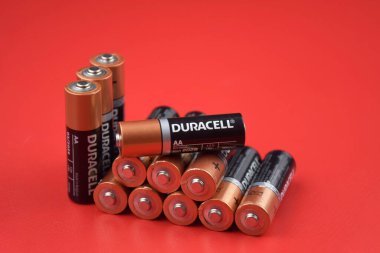 Kharkiv, Ukrayna - 20 Temmuz 2025: Kırmızı zemin üzerinde Duracell pilleri.