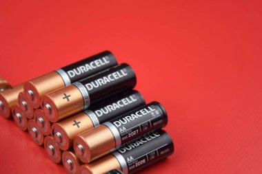 Kharkiv, Ukrayna - 20 Temmuz 2025: Kırmızı zemin üzerinde Duracell pilleri.