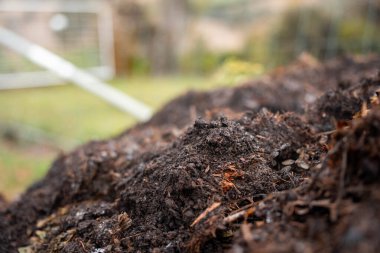 Avustralya 'da gübre yığınları, Tazmanya Avustralya' da dönen organik termofilik gübre. 