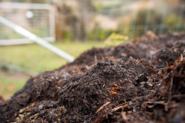 Avustralya 'da gübre yığınları, Tazmanya Avustralya' da dönen organik termofilik gübre. 