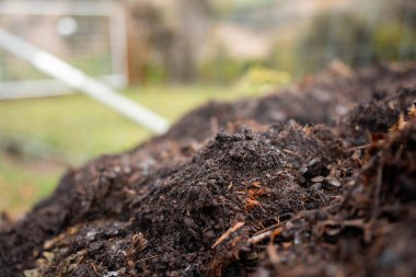 Avustralya 'da gübre yığınları, Tazmanya Avustralya' da dönen organik termofilik gübre. 