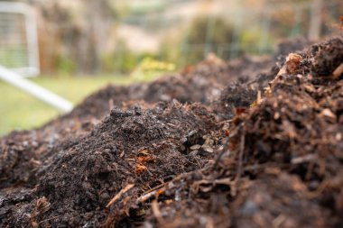 Avustralya 'da gübre yığınları, Tazmanya Avustralya' da dönen organik termofilik gübre. 