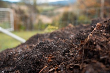 Avustralya 'da gübre yığınları, Tazmanya Avustralya' da dönen organik termofilik gübre. 