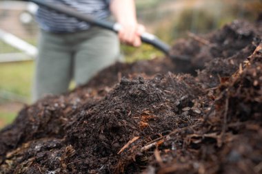 Avustralya 'da gübre yığınları, Tazmanya Avustralya' da dönen organik termofilik gübre. 