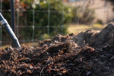 Avustralya 'da gübre yığınları, Tazmanya Avustralya' da dönen organik termofilik gübre. 