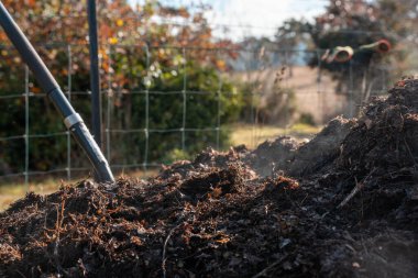 Avustralya 'da gübre yığınları, Tazmanya Avustralya' da dönen organik termofilik gübre. 