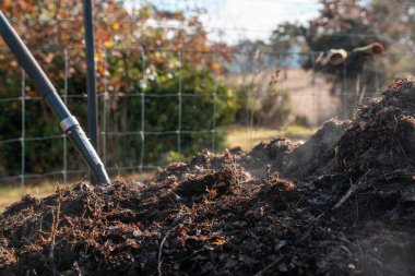Avustralya 'da gübre yığınları, Tazmanya Avustralya' da dönen organik termofilik gübre. 