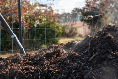 Avustralya 'da gübre yığınları, Tazmanya Avustralya' da dönen organik termofilik gübre. 