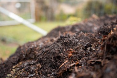 Avustralya 'da gübre yığınları, Tazmanya Avustralya' da dönen organik termofilik gübre. 