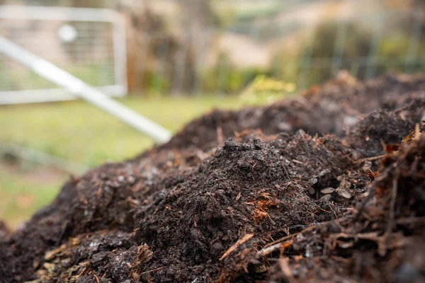 Avustralya 'da gübre yığınları, Tazmanya Avustralya' da dönen organik termofilik gübre. 