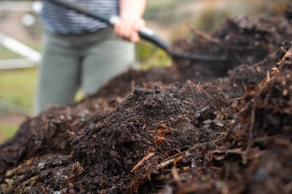 Avustralya 'da gübre yığınları, Tazmanya Avustralya' da dönen organik termofilik gübre. 