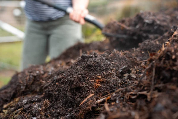 Avustralya 'da gübre yığınları, Tazmanya Avustralya' da dönen organik termofilik gübre. 