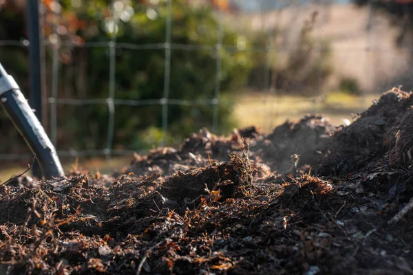 Avustralya 'da gübre yığınları, Tazmanya Avustralya' da dönen organik termofilik gübre. 