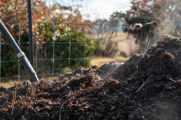 Avustralya 'da gübre yığınları, Tazmanya Avustralya' da dönen organik termofilik gübre. 