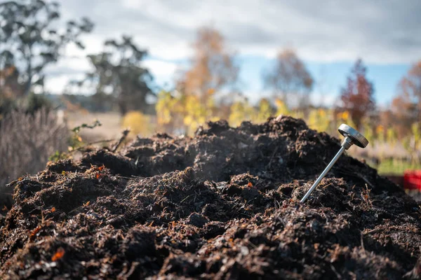 Avustralya 'da gübre yığınları, Tazmanya Avustralya' da dönen organik termofilik gübre. 