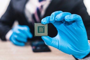 Teknisyen, bilgisayar anakartının soketine bir Cpu döşeyi döşeniyor. bilgisayar, servis, elektronik, donanım, tamir, yükseltme ve teknoloji kavramı.