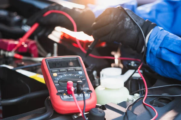 Close Van Een Man Die Een Auto Repareert — Stockfoto