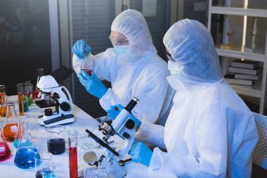 Bilim adamları, anti-koronavirüs aşısı formülünü laboratuvarda icat etmek için çok çalışıyorlar. Koronavirüs, aşı, laboratuvar ve tıbbi konsept.