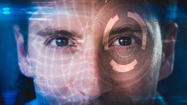 İş adamının yüz görüntüsü fütüristik hologramla çift pozlama. Modern yaşam konsepti, teknoloji, iris tarayıcı ve şeylerin interneti.