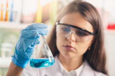 Bilim adamları, anti-koronavirüs aşısı formülünü laboratuvarda icat etmek için çok çalışıyorlar. Koronavirüs, aşı, laboratuvar ve tıbbi konsept.