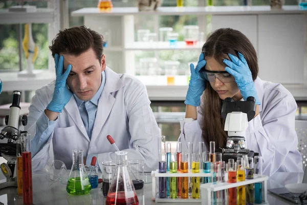 Bilim adamları, anti-koronavirüs aşısı formülünü laboratuvarda icat etmek için çok çalışıyorlar. Koronavirüs, aşı, laboratuvar ve tıbbi konsept.