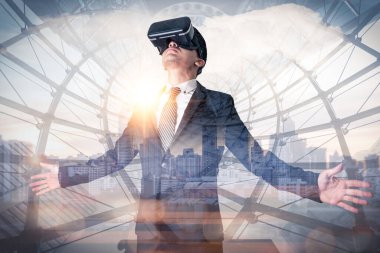 Asyalı iş adamı fütüristik arka planda sanal gözlük takıyor, yenilik kavramı 