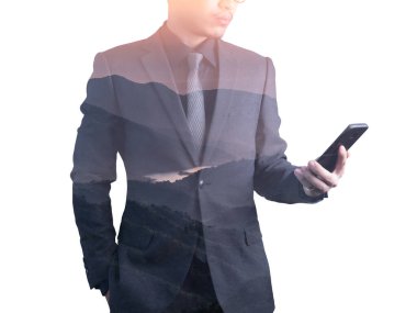 Gündoğumu sırasında akıllı telefon kullanan işadamının doğa görüntüsüyle çifte pozlama görüntüsü. Telekomünikasyon, teknoloji, 5G ve internetin konsepti