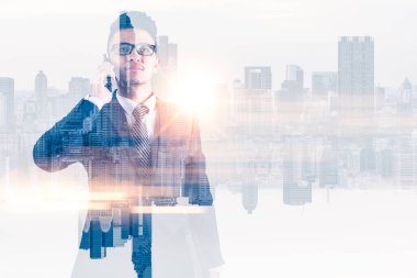 Şehir planında cep telefonu kullanan işadamının çifte görüntüsü