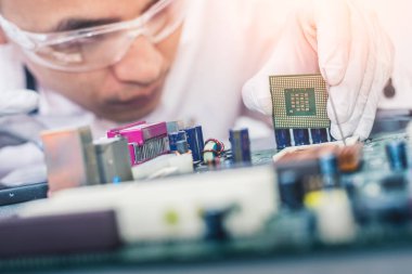 Teknisyen işlemciyi ana bilgisayarın prizine yerleştiriyor. Bilgisayar donanımı, onarım, güncelleme ve teknoloji kavramı.