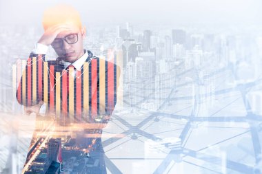 Gün doğumunda şehir manzarası ve iş haritasıyla örtüşen iş adamının çift pozlama görüntüsü. Modern hayat, iş, şehir hayatı ve internet kavramı.