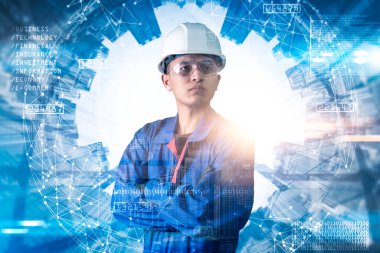 Gündoğumu sırasında kentin görüntüsüyle örtüşen mühendisin çift pozlama görüntüsü. Mühendislik, inşaat, şehir hayatı ve gelecek kavramı..