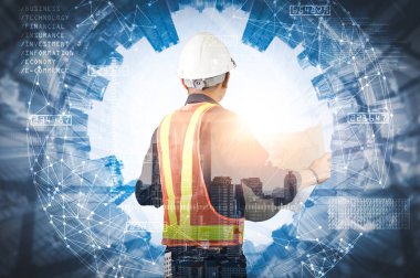 Gündoğumu sırasında kentin görüntüsüyle örtüşen mühendisin çift pozlama görüntüsü. Mühendislik, inşaat, şehir hayatı ve gelecek kavramı..