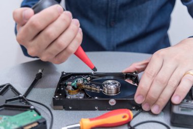 Teknisyenin sabit diskin içindeki hava üfleyici temizleyici kauçuk pompasıyla tamir ve temizleme işleminin soyut görüntüsü. Veri, donanım, teknisyen ve teknoloji kavramı.