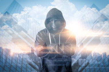 Hacker 'ın çifte pozlama görüntüsü şehir görüntüsüyle örtüşüyor 