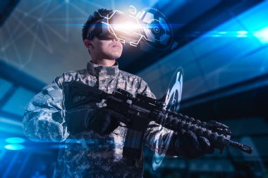 Asker savaş simülasyon eğitimi için sanal gerçeklik gözlüğü kullanıyor. Sanal hologram, simülasyon, oyun, internet ve gelecekteki yaşam kavramı..